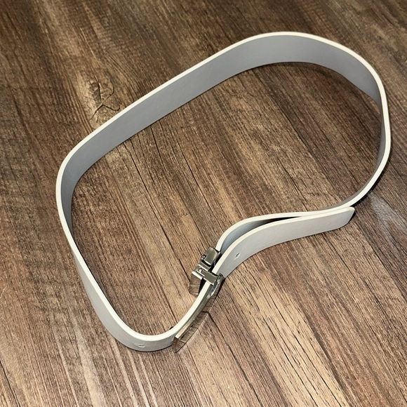 Under Armour Reversible Gray & White Leather Belt - Picture 2 of 6